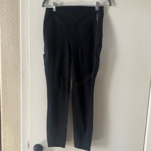 Lululemon Barry’s workout leggings with mesh at knee and back. Size 8. Pockets.
